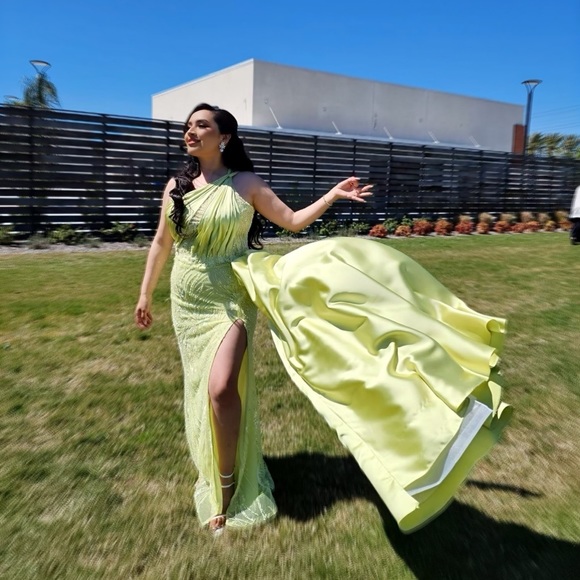 made in Instabul S 10 equal to US 6 I’m 5’1 pearl & clear sequins through dress - Picture 3 of 3